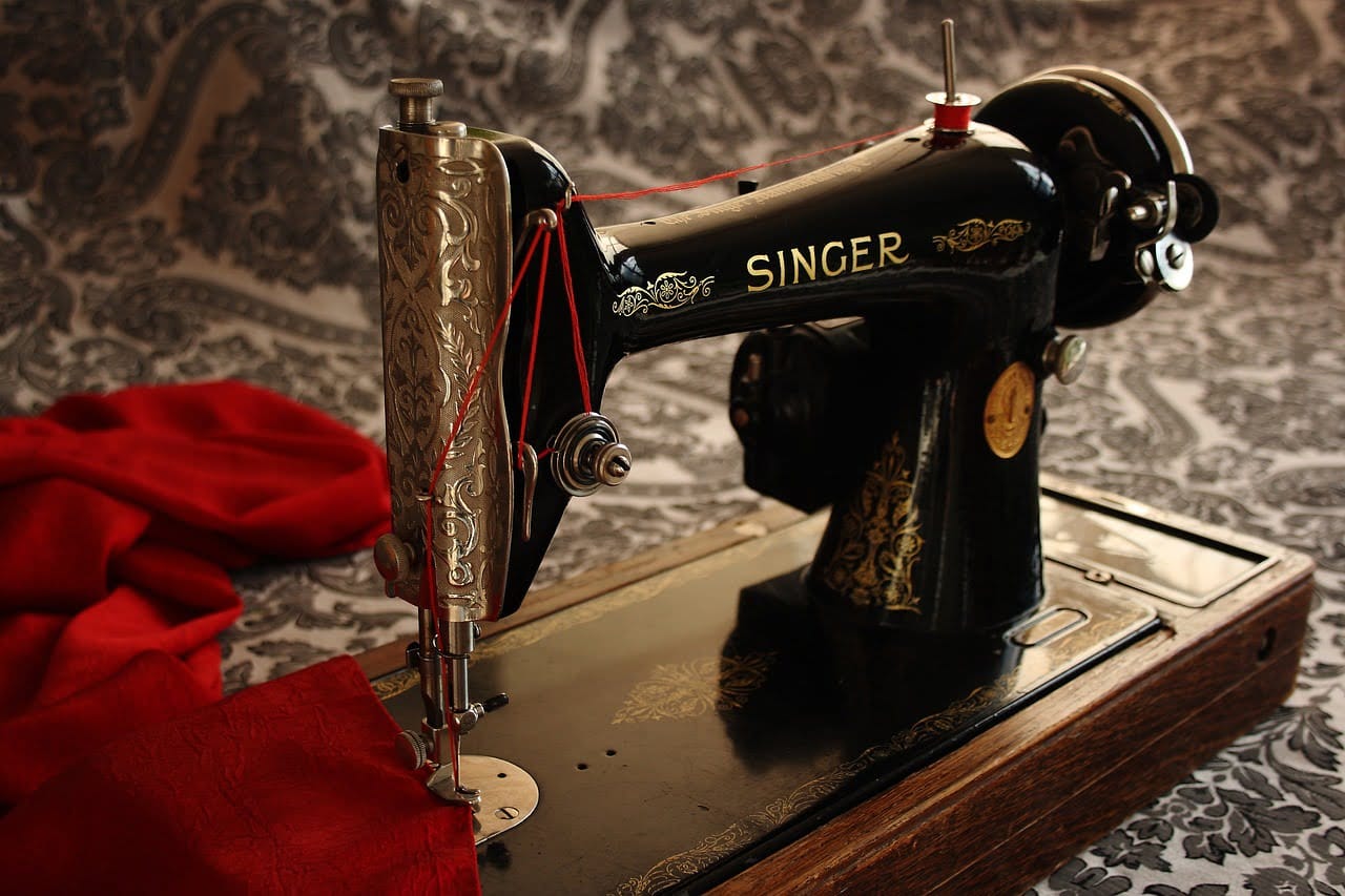 Início 74 sewing machine, antique, vintage-1806096.jpg