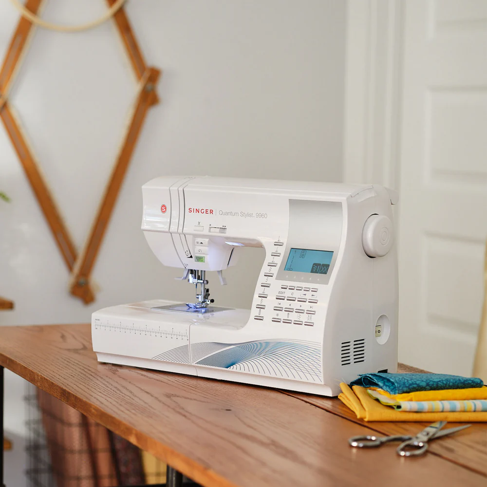 SINGER® Quantum Stylist™ 9960 com Mesa Extensível